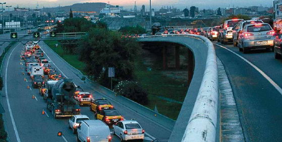 Carril bus a l'autovia de Castelldefels col·lapsant tot el trànsit (25 d'octubre de 2007)